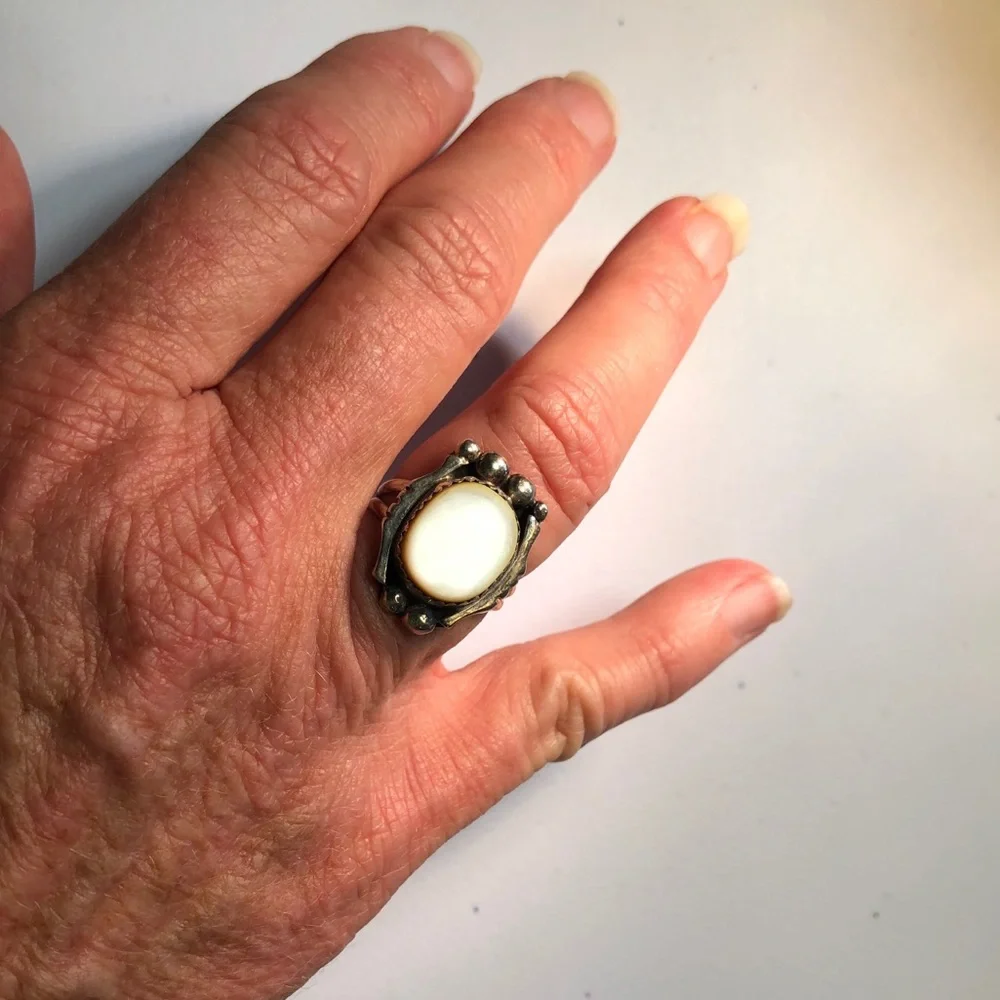 Retro 925 Sterling Silver Solitaire Mother-of-Pearl Statement Ring in size 6